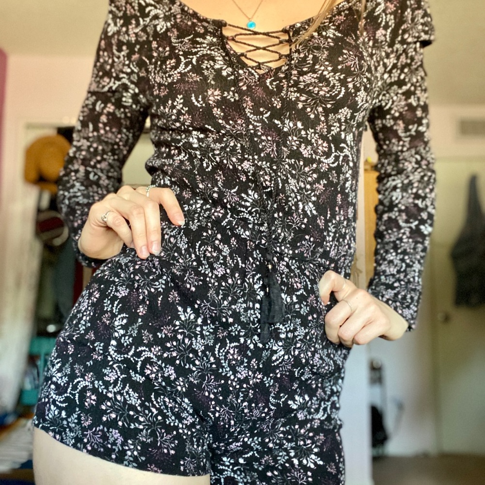 🦋FITTED LONG SLEEVE ROMPER🦋